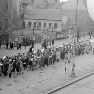 Sopron, Várkerület, balra a 104 sz., mellette az Erdészeti Technikum sportpályája- 1956 (Forrás: Fortepan/iMRe)
